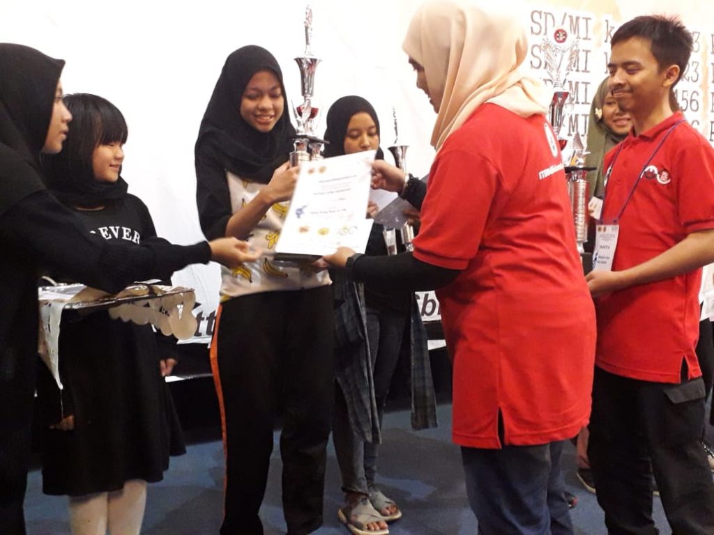 Penyerahan Penghargaan kepada Hani Siswi MAN 2 Kota Probolinggo