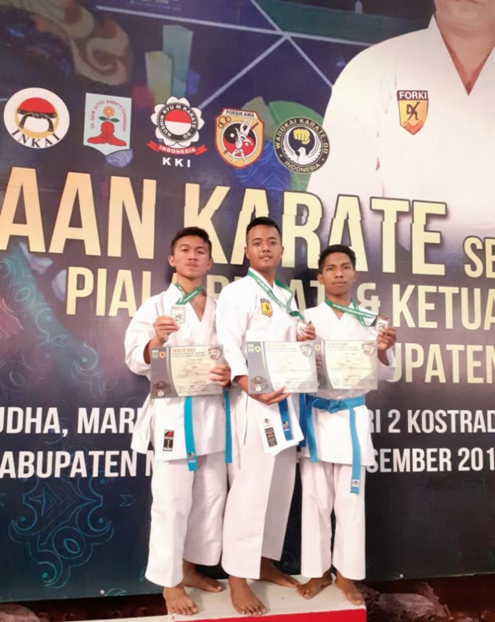 M. Faiz Maulana siswa MAN 2 Kota Probolinggo (kiri)