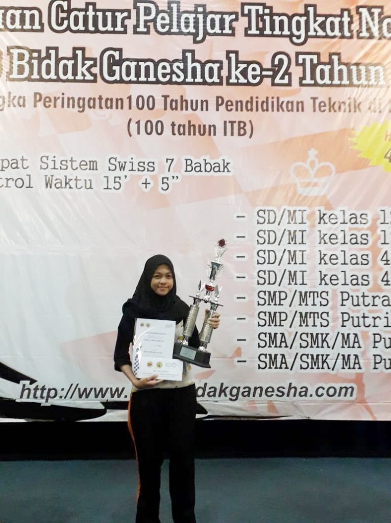 Nurul Afni Hanifah (Semester 3 IPA 5) Madrasah Aliyah Negeri (MAN) 2 Kota Probolinggo berhasil mendapat Juara 2 Kejuaraan Catur Pelajar Tingkat Nasional Bidak Ganesha ITB’86 ke-2 Tahun 2019 kelompok SMA putri