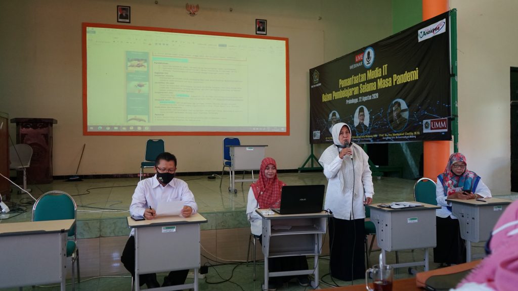 Ibu Sulastri menyampaikan materi