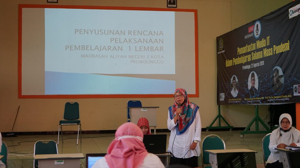 Ibu Lystiawati menyampaikan materi