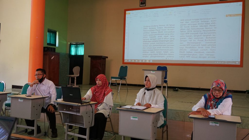 Bapak Kepala Madrasah Aliyah Negeri 2 Kota Probolinggo (Moh. Alfan Makmu)