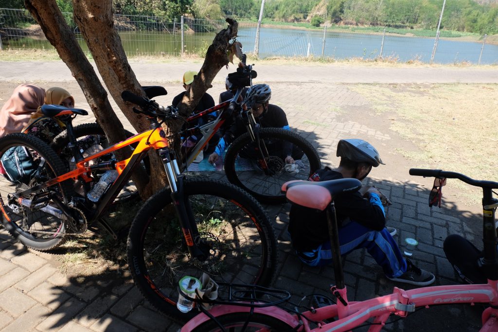Menikmati makan siang di Bendungan Jatisari