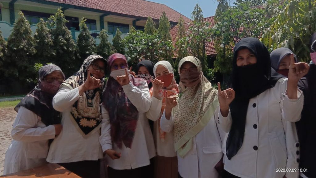 Para ibu guru telah menggunakan hak pilih nya dalam Pemilihan Ketua OSIM-MPK
