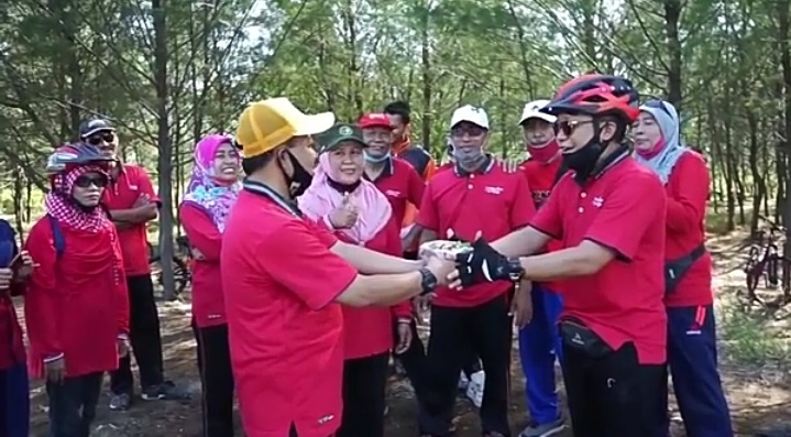Penyerahan nasi jagung secara simbolis
