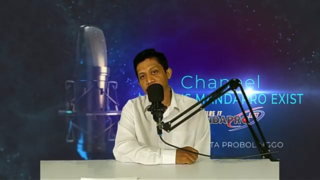 Bapak Waka Humas memberikan pertanyaan kepada para kandidat