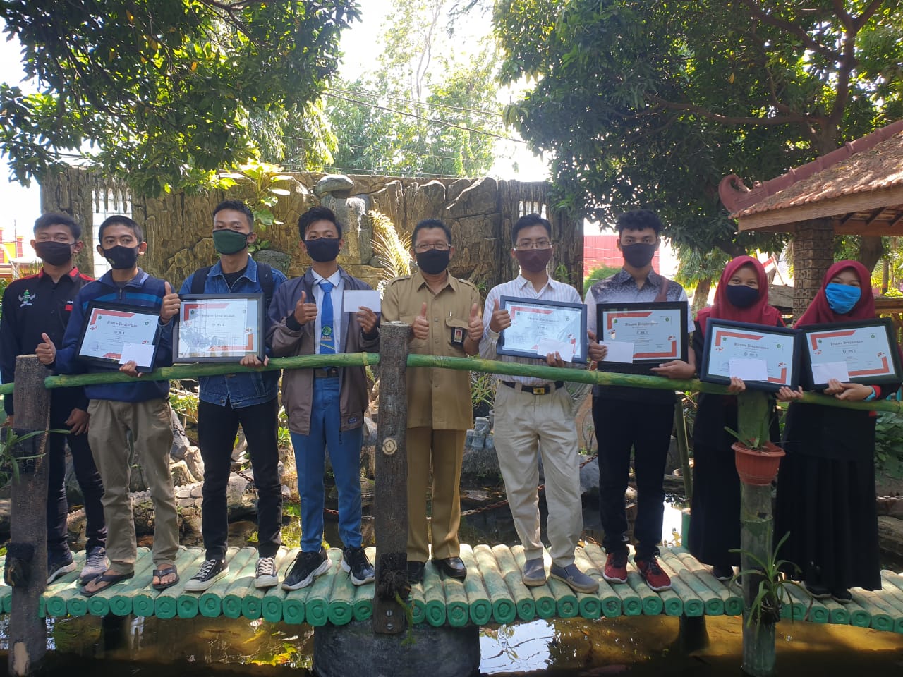 Dari Sebelah Kiri Ketua Kegiatan, Perwakilan dari XII IPA 4, XII IPS 2 (dua orang), Drs. M. Alfan Makmur, MM. (Kepala Madrasah) , XI IPA 5, X IPA2, XI IPA 3, XI IPA 1