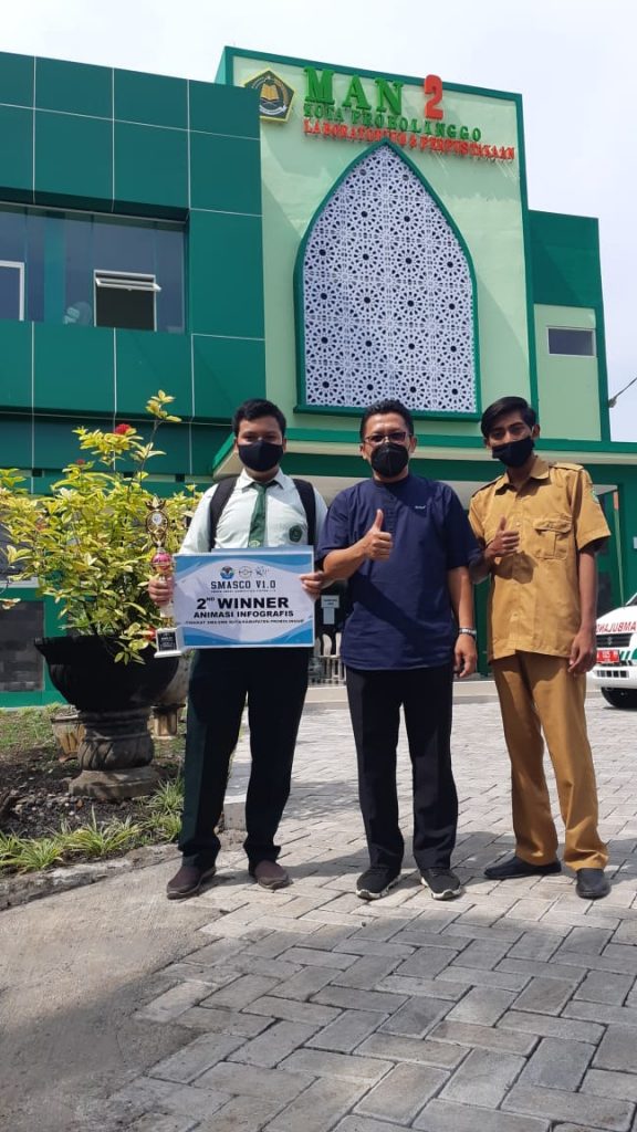 Kepla MAN 2 Kota Probolinggo Moh. Alfan Makmur (Tengah), Mohdi Daud Alathif (Kiri), dan Pembina Oky Hari Pramana (Kanan)