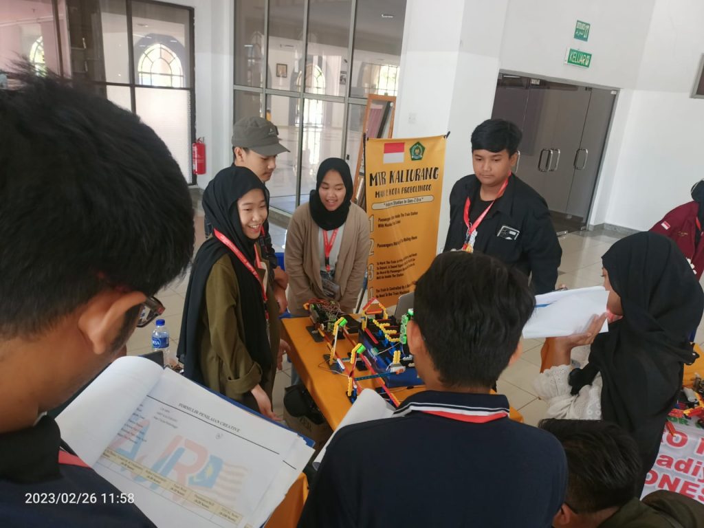 Tim Robotik MandaPro Exist saat melakukan presentasi hasil karyanya