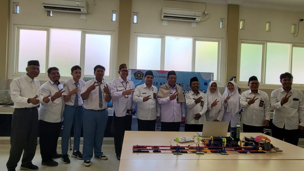 Tim Robotik foto bersama dengan Kepala Kemenag Kota Probolinggo dan Kakanwil Kemenag Prov Jatim, didampingi oleh Kepala MAN 2 Kota Probolinggo saat kunjungan bersamaan dengan pembinaan ASN Kota Probolinggo