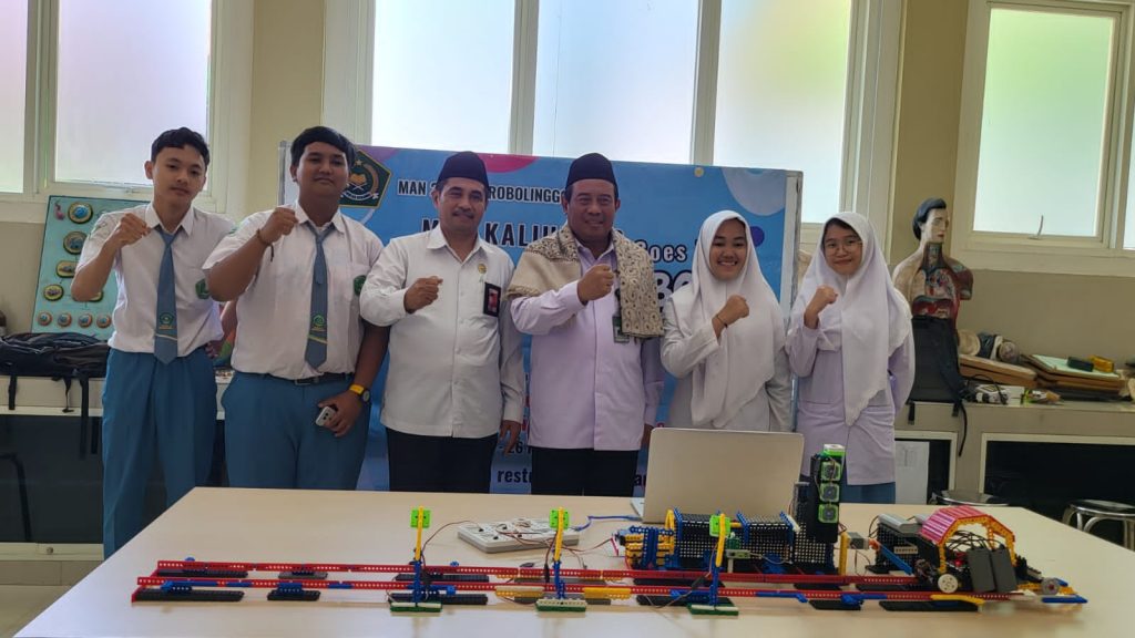 Tim Robotik foto bersama dengan Kepala Kemenag kota Probolinggo dan Kakanwil kemenag Prov Jatim saat kunjungan bersamaan dengan pembinaan ASN Kota Probolinggo